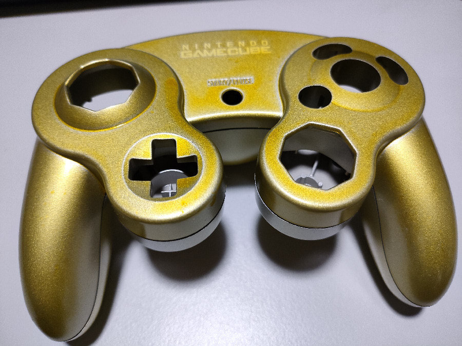 塗装して金色に輝くゲームキューブコントローラーを作る: 独りぼっちの 